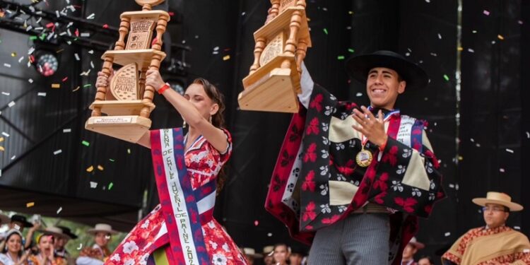 Curicó se llevó la corona en el Campeonato Nacional de Cueca Juvenil de Paine 2026.