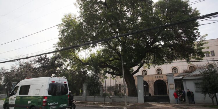 Un estudiante de 16 años que arrojó líquido acelerante a un docente del INBA fue puesto en internación provisoria.