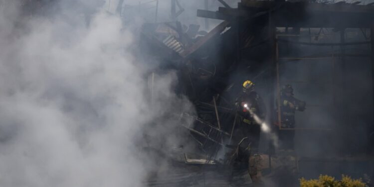 Boric denuncia que ‘un grupo de delincuentes’ apedreó un carro de Bomberos en Angol, calificándolos de ‘miserables’
