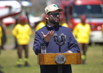 Presidente Boric insta a tomar precauciones debido al elevado riesgo de incendios forestales.