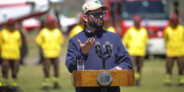 Presidente Boric insta a tomar precauciones debido al elevado riesgo de incendios forestales.