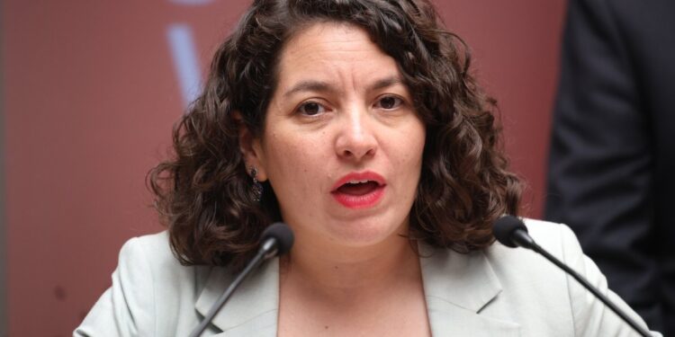 Ministra Toro vincula la reducción de la pobreza con el crecimiento económico y la protección social.