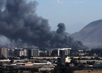Delegado descarta posibilidad de riesgo químico en incendio de gran magnitud que afecta bodegas en San Bernardo.
