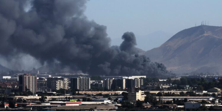 Delegado descarta posibilidad de riesgo químico en incendio de gran magnitud que afecta bodegas en San Bernardo.