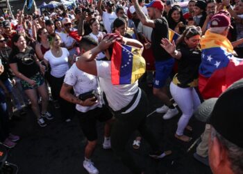La comunidad venezolana conmemora un «momento histórico» en Estación Central y Parque Almagro.