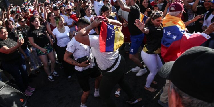 La comunidad venezolana conmemora un «momento histórico» en Estación Central y Parque Almagro.