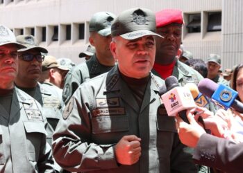 Padrino López reafirma el respaldo militar y la estabilidad gubernamental hacia Delcy Rodríguez.