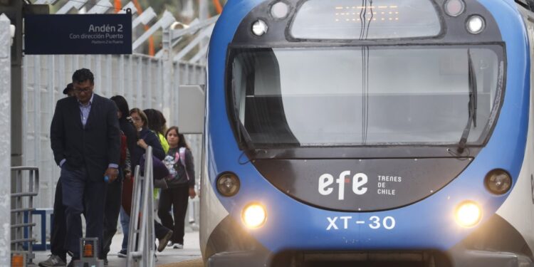 Mañana caótica en el Metro de Valparaíso: problemas en el sistema de energía retrasaron el inicio del servicio del Tren Limache-Puerto.