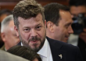 Kaiser rechaza unirse al gabinete y se distancia de las especulaciones.