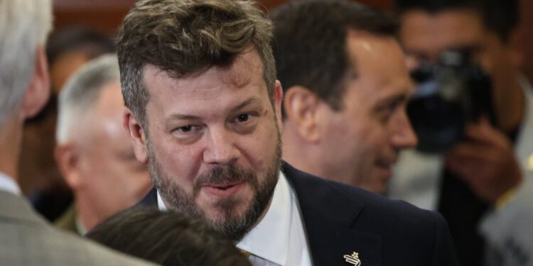 Kaiser rechaza unirse al gabinete y se distancia de las especulaciones.