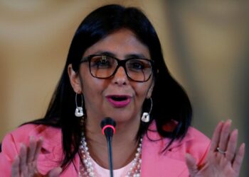 Rodríguez replica a Trump y sostiene que «en este país hay una presidenta al mando y un presidente cautivo en EE.UU.»