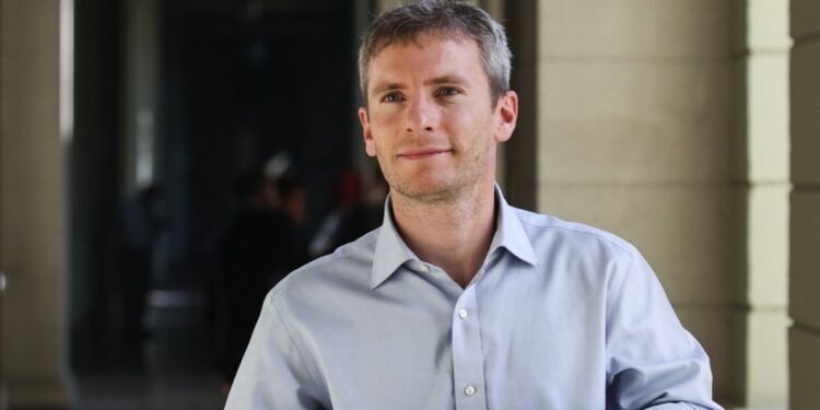 Presidente de Evópoli plantea dudas sobre el posible nombramiento de Carter en el Ministerio de Seguridad debido a su condición de senador electo.