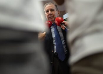 González critica el retraso en la liberación de prisioneros políticos en Venezuela.