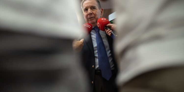 González critica el retraso en la liberación de prisioneros políticos en Venezuela.