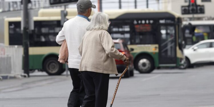 Cámara aprueba y envía al Senado proyecto que reduce las contribuciones para adultos mayores.