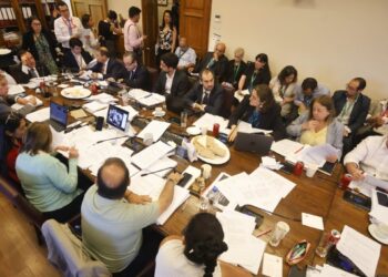 Comisión de Hacienda aprueba «acuerdo» del sector público y desestima aumentar a cinco años la antigüedad para presentar reclamos a la Contraloría.