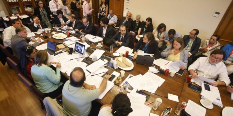 Comisión de Hacienda aprueba «acuerdo» del sector público y desestima aumentar a cinco años la antigüedad para presentar reclamos a la Contraloría.