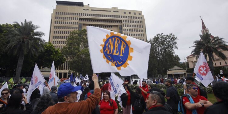 La Comisión de Hacienda del Senado comienza la revisión del reajuste para el sector público: la oposición anticipa su rechazo al «amarre».