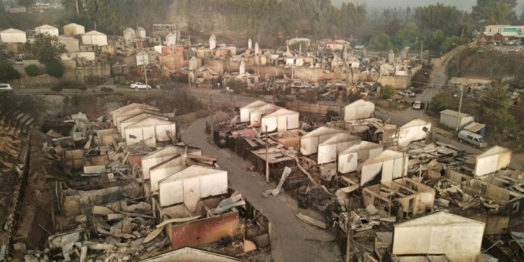 Incendios en Ñuble y Biobío causan 19 muertes, 325 viviendas destruidas y 1.500 afectados.