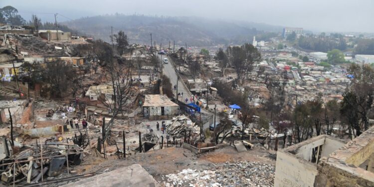 Alrededor de 2.100 viviendas han experimentado algún nivel de afectación debido a incendios forestales en Ñuble, Biobío y La Araucanía.