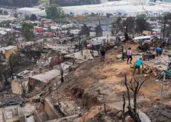 El presidente Boric declara dos días de duelo nacional en memoria de las víctimas de los incendios forestales.