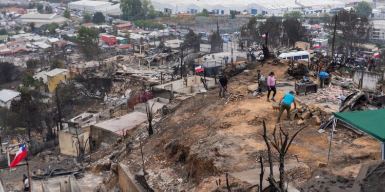 El presidente Boric declara dos días de duelo nacional en memoria de las víctimas de los incendios forestales.