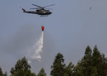 La aparición de drones llevó a suspender durante más de una hora el combate aéreo contra el incendio forestal en Quillón.