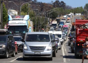 Carabineros establece desvíos en las rutas hacia Lirquén debido al importante flujo de voluntarios y donaciones.