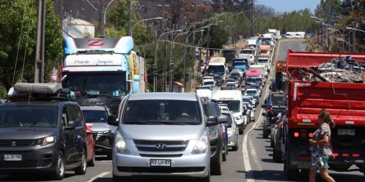 Carabineros establece desvíos en las rutas hacia Lirquén debido al importante flujo de voluntarios y donaciones.