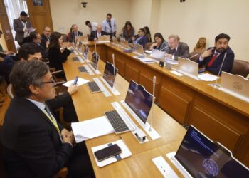 La Comisión de Gobierno Interior de la Cámara aprueba de manera general la reforma del sistema político y pospone la votación crucial para marzo.