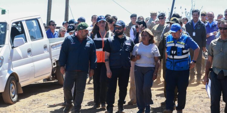 Presidente Boric visita el sector Lo Tato en Concepción para supervisar el progreso en la instalación de viviendas de emergencia tras los incendios.