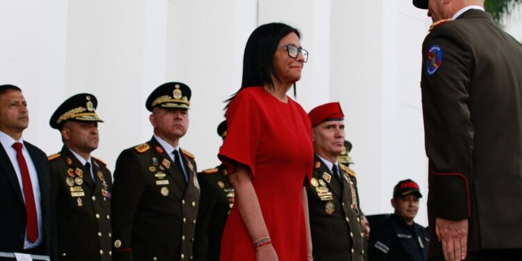 Delcy Rodríguez recibió el reconocimiento como comandante en jefe de la Fuerza Armada de Venezuela.