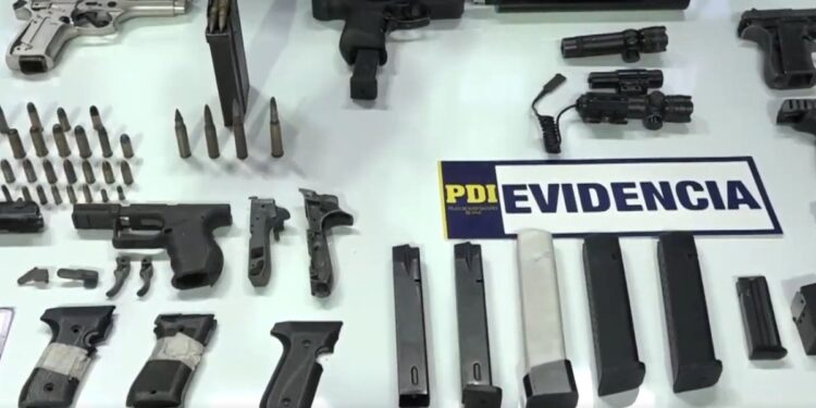 Confiscan 10 armas y drogas valoradas en más de $10 millones en Renca y Lampa; se detiene a dos individuos.