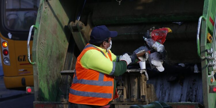 Detienen a un recolector de basura por disparar a una persona en Curicó.