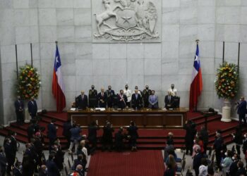 La reforma constitucional sugiere que el 11 de enero sea declarado como el día del traspaso de mando presidencial.