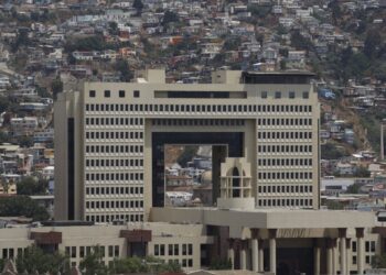 Gobierno presentó un proyecto para erradicar los «supersueldos» del Congreso Nacional, mientras que funcionarios advirtieron sobre la posibilidad de un paro.