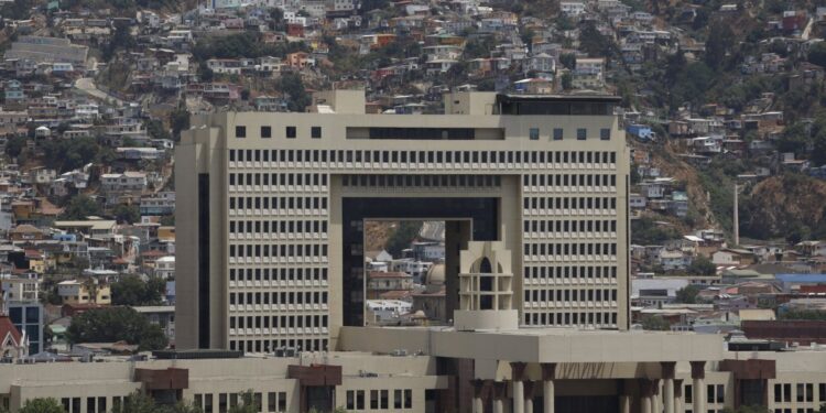 Gobierno presentó un proyecto para erradicar los «supersueldos» del Congreso Nacional, mientras que funcionarios advirtieron sobre la posibilidad de un paro.