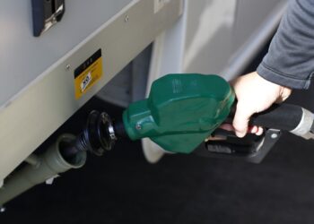 A partir de este jueves, los precios de la bencina y el diésel disminuirán nuevamente, mientras que solo la parafina experimentará un aumento.