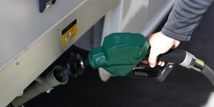 A partir de este jueves, los precios de la bencina y el diésel disminuirán nuevamente, mientras que solo la parafina experimentará un aumento.