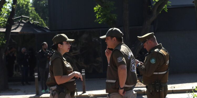 Hombre falleció tras ser apuñalado dentro de un cité en la comuna de Santiago.