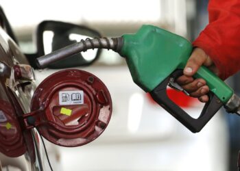 Los precios de las bencinas experimentarán una notable disminución a partir de este jueves 1: únicamente el GLP para uso particular verá un incremento.