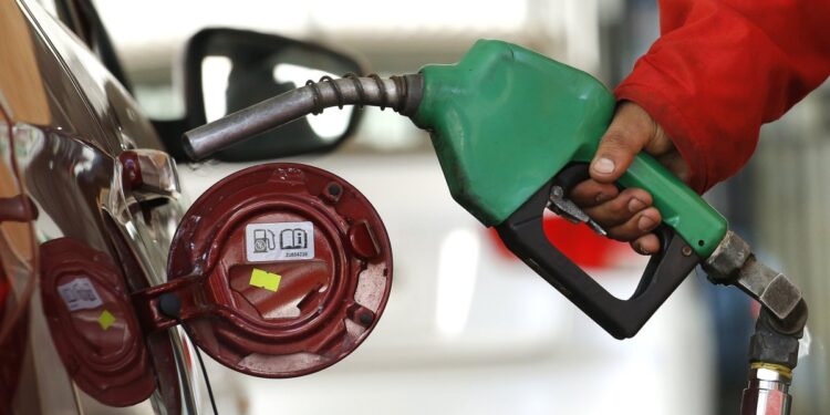 Los precios de las bencinas experimentarán una notable disminución a partir de este jueves 1: únicamente el GLP para uso particular verá un incremento.