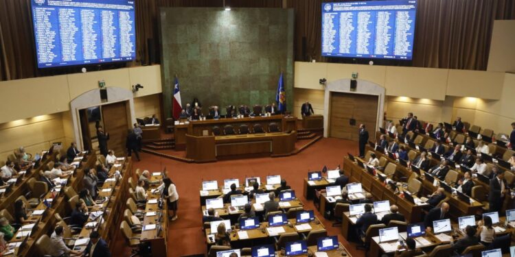 Cámara de Diputados envía a comisión mixta propuesta de marco regulatorio para optimizar la convivencia educativa.