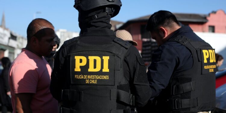 Expulsan a 83 extranjeros en una operación masiva coordinada por la PDI y Migraciones.