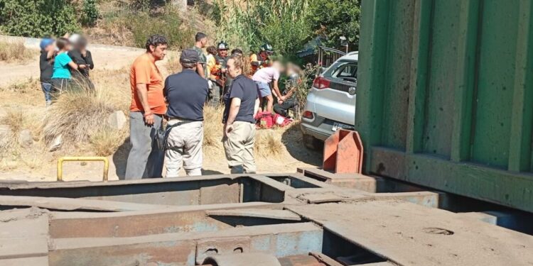 Tres personas fueron heridas en la colisión entre un vehículo y un tren de carga en La Cruz.
