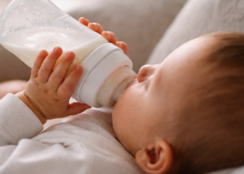 Minsal lanza alerta alimentaria por fórmulas infantiles Alula por riesgo de contaminación.