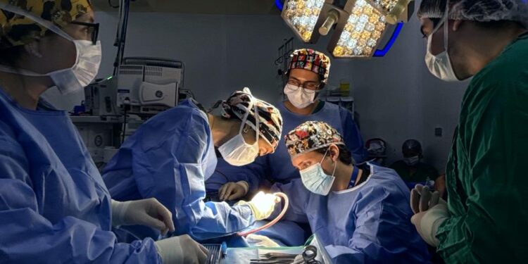 Hospital Dr. Roberto del Río y JUNAEB mejoran el acceso a implantes auditivos para estudiantes.