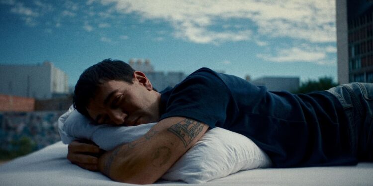 Conociendo Rusia arranca el 2026 con “Películas de Acción”, su nuevo sencillo y videoclip.