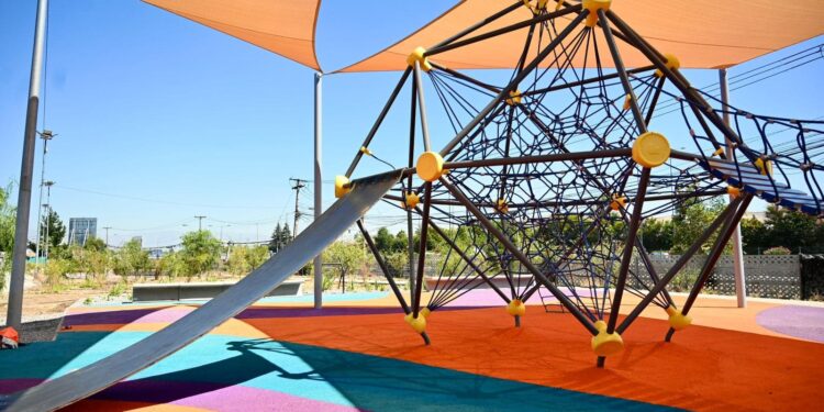 Parque Calle G de Conchalí ya lleva un 90% de avance y convierte antiguo vertedero ilegal en un nuevo espacio verde.