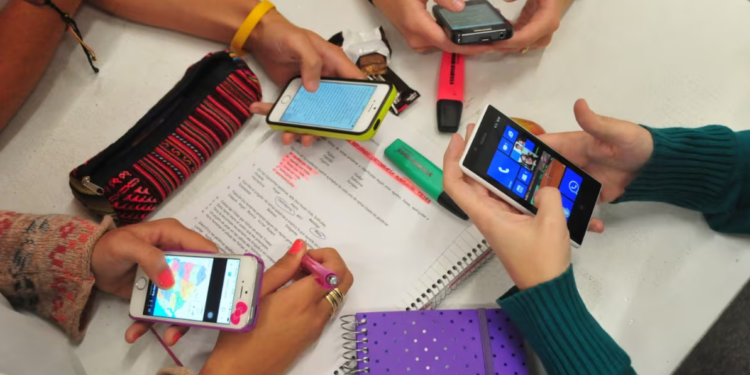 Al igual que en Australia, un diputado sugiere prohibir el uso de redes sociales a los menores de 16 años en Chile.